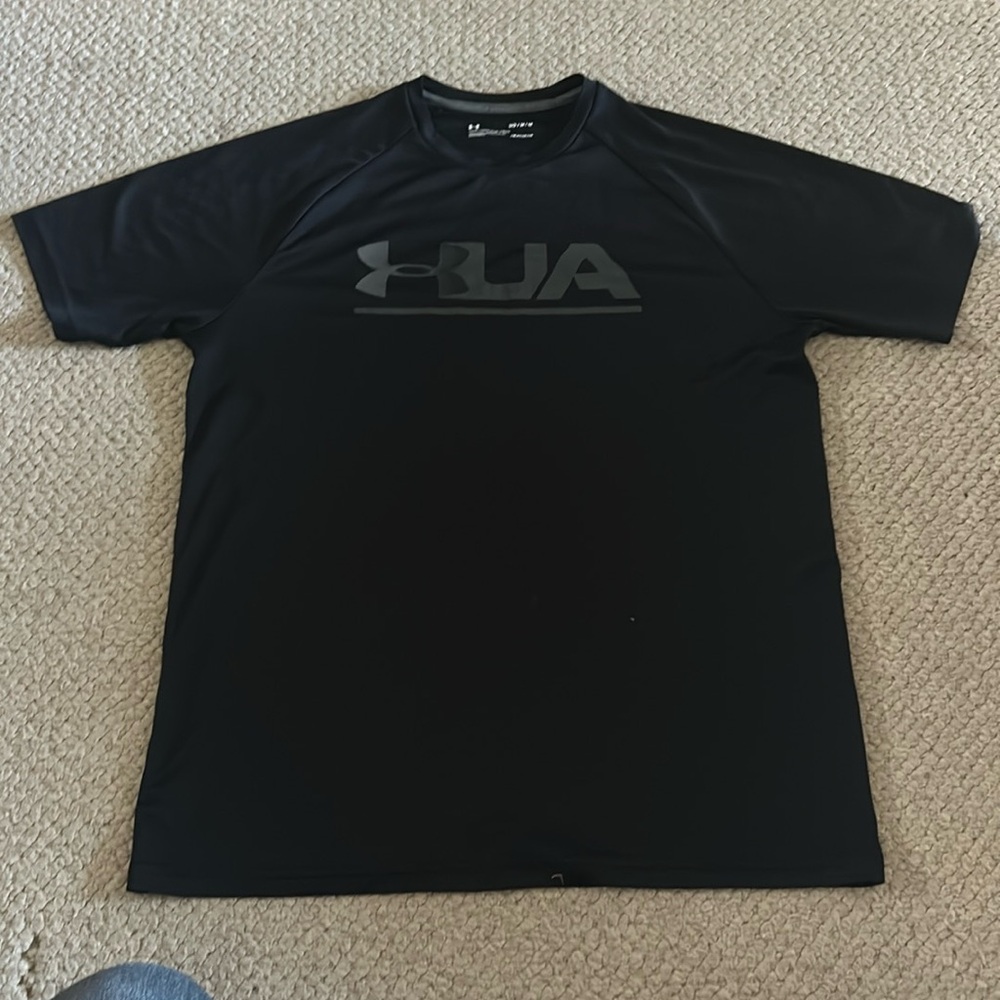 Men’s dry fit Under Armour tee